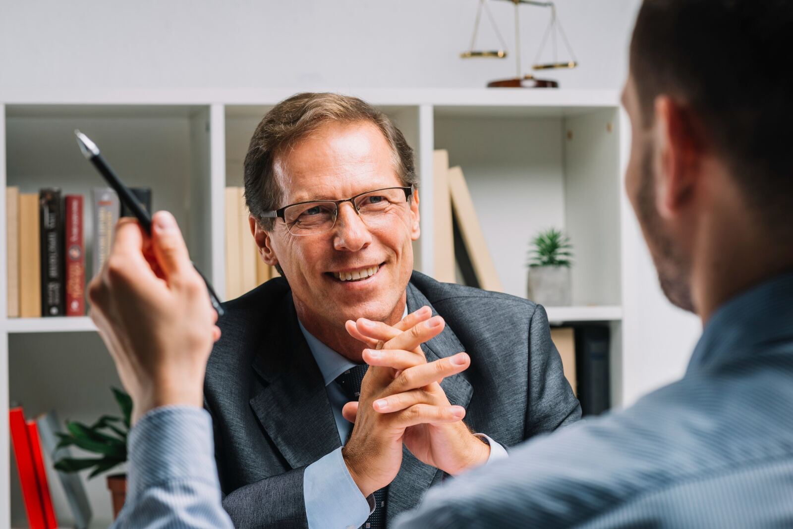 El equipo de Portal Firme conversando con un cliente